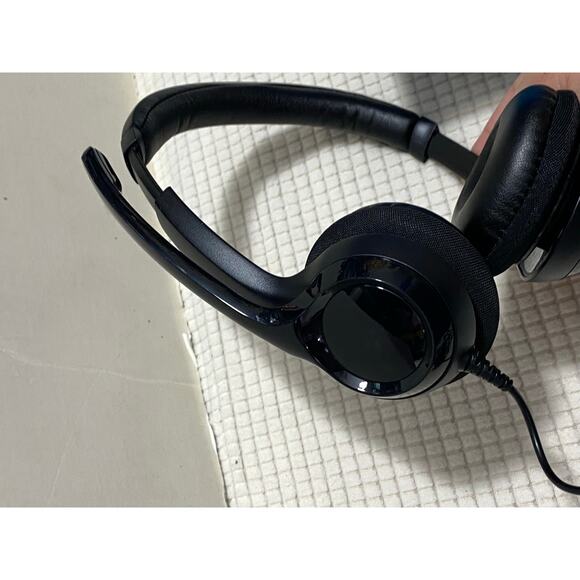 Logitech H390 USB Wired Noise Canceling Headset Black - Picture 3 of 8